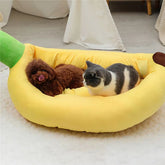 gato relaxando dentro de cama fechada em formato de banana de tecido macio