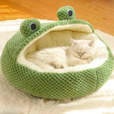 gato dentro da cama iglu sapinho verde com olhinhos aplicados