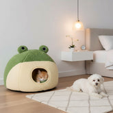 cachorro pequeno espiando de dentro da cama toca de sapo verde