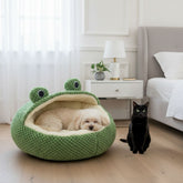 gato dentro da cama iglu sapinho verde com olhinhos aplicados
