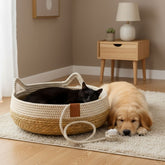 cachorro pequeno dentro de cama cesto de palha natural com corda de brinquedo